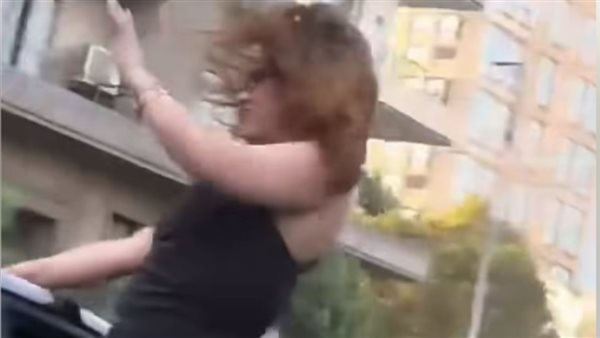 مبسوطة وبترقص على شباك العربية.. فيديو غريب لفتاة داخل سيارة في الجيزة | شاهد