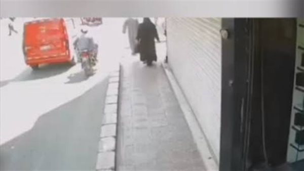خدعها بحجة المساعدة.. لص يستولي على أموال سيدة أمام بنك في قنا | فيديو