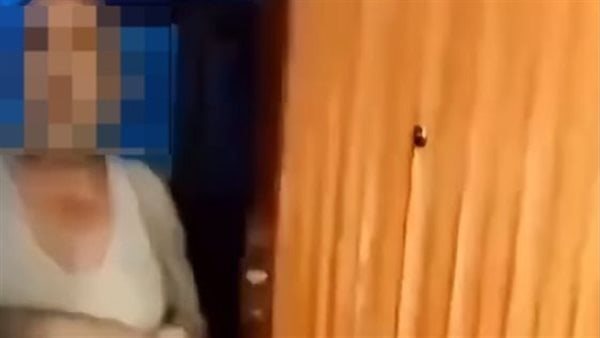 قالي هديك موبايل.. تفاصيل صادمة في استدراج مسن للصغار لشقته | فيديو