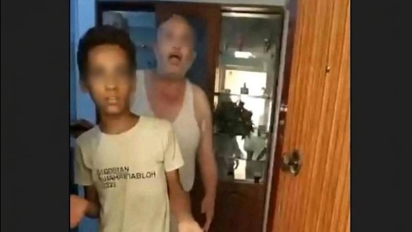 بحيلة الموبايل.. تفاصيل القبض على عجوز الخانكة المتهم باستدراج الأطفال لشقته | فيديو