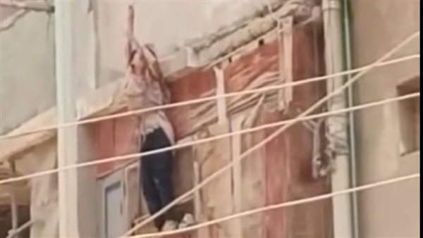مش عايز يرحمنا.. صغار يقفزون من الطابق الرابع بسبب والدهم بالفيوم 