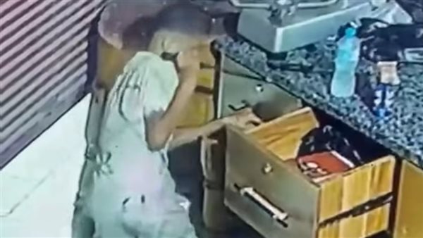 وقت صلاة الفجر.. طفل يسرق 200 الف جنيه من محل جزارة بالبحيرة | فيديو