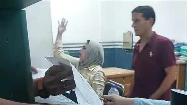 أهانت مواطن.. تفاصيل وقف موظفة بتأمينات الهرم عن العمل وإحالتها للتحقيق | فيديو 