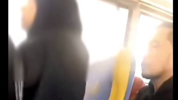 جلس خلفها.. لقطات صادمة للتحرش بمسنة داخل أتوبيس نقل عام | فيديو