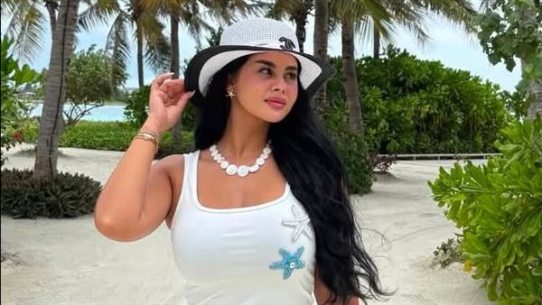  ملابس جريئة.. منة عرفة تثير ضجة بهذه الإطلالة | شاهد