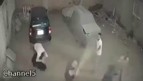 خدته ورمته على الأرض.. لقطات مثيرة لسيدة تدافع عن زوجها | فيديو