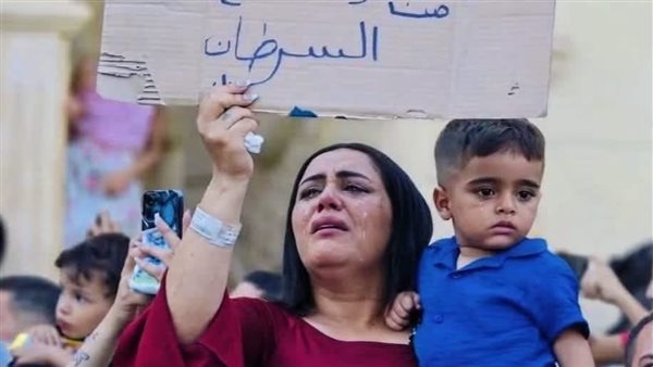 لافتة ودموع ودعاء.. حكاية الطفل مارتن المصاب بسرطان نادر داخل دير درنكة