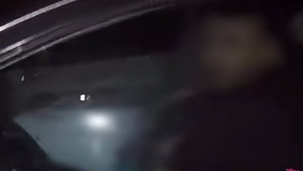 خطيبتي وببوسها.. تفاصيل ضبط المتهمين بارتكاب فعل فاضح داخل سيارة بالقاهرة | فيديو