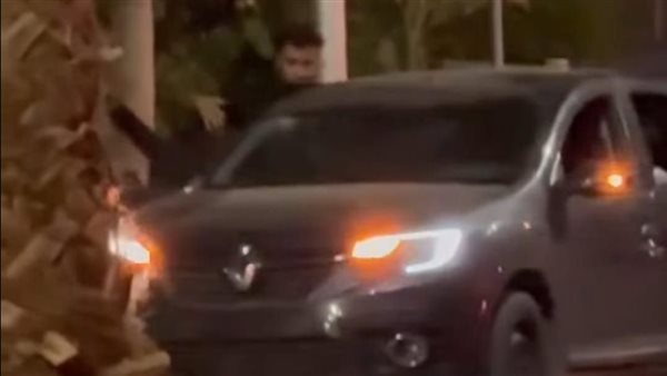 رعب في الشيخ زايد.. فتاة تقاوم شابين يحاولان خطفها فى سيارة | فيديو