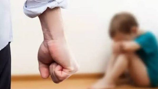 إمرأة بلا قلب.. اعترافات مثيرة للمتهمة بمساعدة عشيقها على ضرب ابنها حتى وفاته بحلوان 