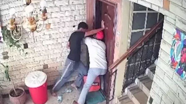 انتحلا صفة عمال دليفري.. قرار عاجل ضد متهمين باقتحام شقة سيدة كينية في البساتين | فيديو 