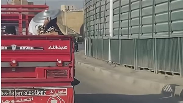 خبطني وجري.. فتاة تطارد سيارة ربع نقل على الأوتوستراد