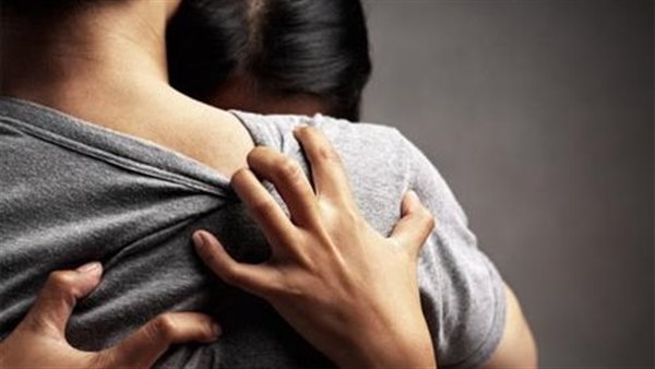شاب يقر بالعلاقة والفتاة تنفي أبوته للطفلة.. مفاجأة مثيرة في ولادة فتاة لطفلة داخل حمامات مستشفى حلوان 