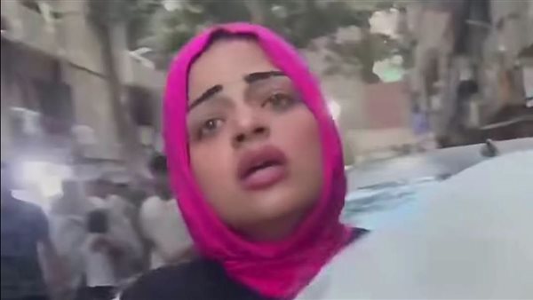 بالحذاء والطوب.. فتاة تعتدي على سائق نقل ذكي لرفضها دفع ثمن الرحلة | فيديو