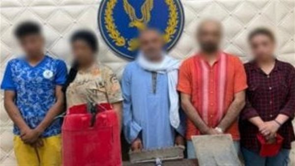 حفروا 4 أمتار بحثا عن الآثار.. تفاصيل القبض على 5 متهمين داخل عقار بالسيدة زينب