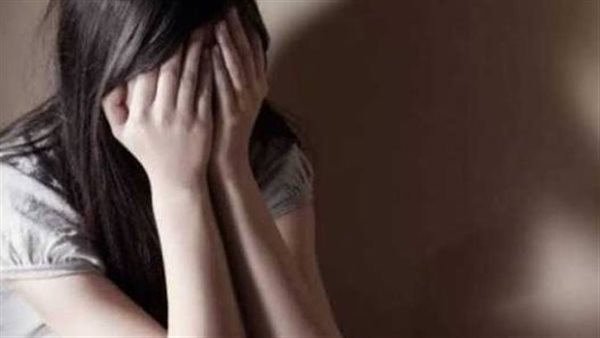 في المطبخ.. أب يطـ عن صديق ابنته بعد ضبطهما سويا داخل شقته بالقطامية 