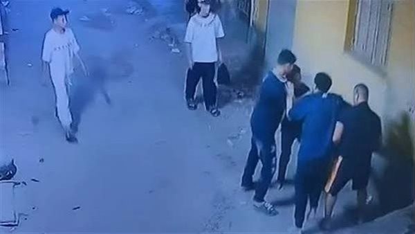 5 بيضربوا جوزي.. لقطات صادمة للتعدي على شاب في المرج | فيديو