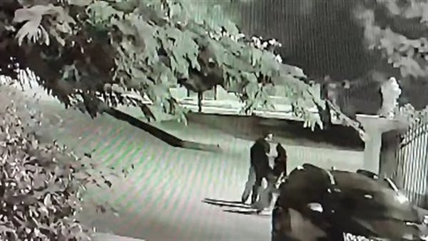 والدة فتاتين بعد محاولة الاعتداء عليهن من شخص داخل كمبوند: تعرضتا لمحاولة استدراج