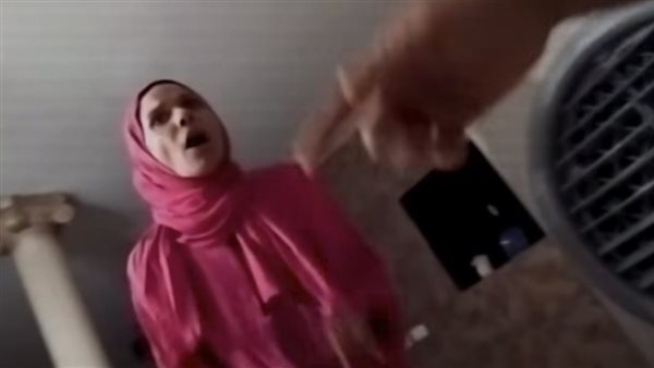 حبسني وشتمني.. لا ده هي اللي ضربتني بالقلم.. مشاجرة زوجية تثير الجدل | فيديو 