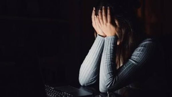 التقط لها صورة أثناء تغيير ملابسها.. تفاصيل الحكم على المتهم بابتزاز فتاة ووالدتها بالقاهرة