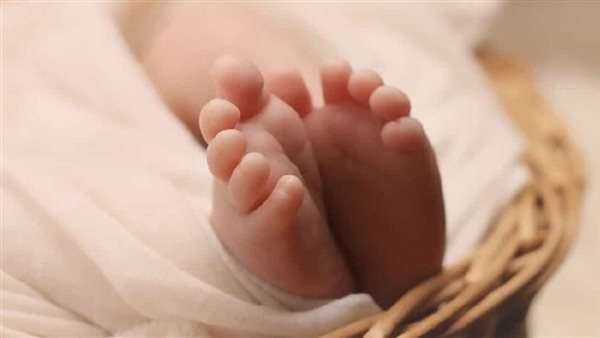 علاقاتها متعددة ومش عارفة مين أبوها.. فتاة تترك رضيعة في حديقة بالمعادي 
