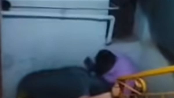 واجهته بتحرشه بالبنات فسحلها وقلعها النقاب على السلم.. فيديو صادم يثير الجدل على السوشيال ميديا 