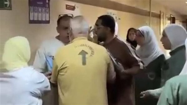 سابت بيتها وأولادها عشان تتهان وتترفع في وشها الجزمة.. تفاصيل الاعتداء على ممرضة معهد كبد المنوفية | فيديو