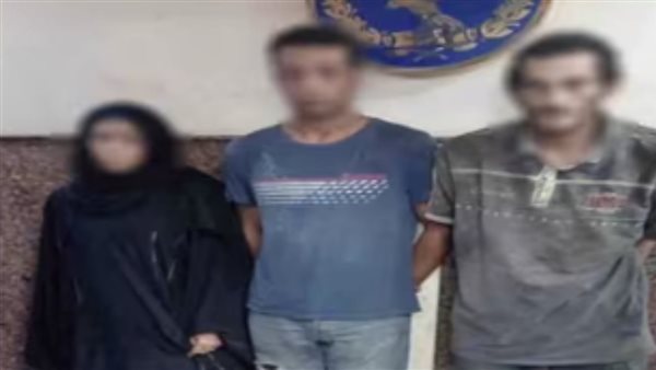  أسفل كوبري بالعجوزة.. تفاصيل ضبط رجلين وسيدة افترشوا الطريق وأتوا أفعالًا خادشة | فيديو