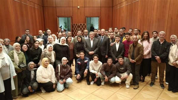 سفير مصر بالمانيا يستقبل أوائل الثانوية العامة بمقر السفارة ببرلين