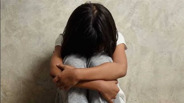 استغل وجودها بالمنزل.. تفاصيل تخفيف عقوبة المتهم بهتك عرض طفلة بالقاهرة