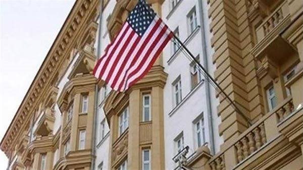 ادّعى أنه رئيس قسم التأشيرات.. تفاصيل ضبط نصاب انتحل صفة مسئول بالسفارة الأمريكية بالقاهرة