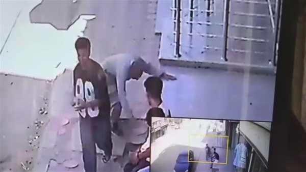 لقطات أثارت الغضب.. تفاصيل ضبط 3 شباب اعتدوا بالضرب على مسن بالفيوم