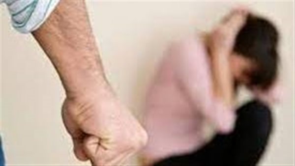 كتفوها بالحديد وحرموها من عيالها.. مأساة في البدرشين: سيدة تحرر محضرًا ضد شقيقيها بعد احتجازها والتعدي عليها 