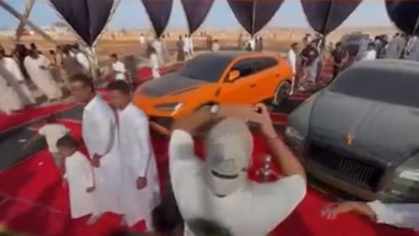 بورش ولامبورجيني في الكوشة.. هدايا غير متوقعة لعريس بمطروح تثير الجدل | فيديو
