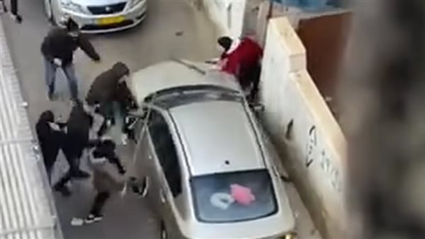 دهسهم بالسيارة واصطدم بأخرى.. فيديو متداول لدهس أشخاص وإصابة سيدتين يثير الغضب
