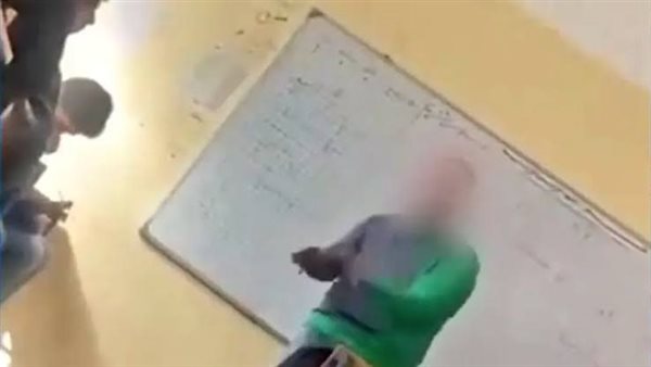 ألفاظ خادشة في الحصة.. القصة الكاملة لفيديو فضيحة مدرس الفيزياء بدمياط | شاهد