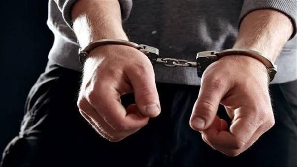 طلبتا منه المساعدة بنقل أغراضهما.. تفاصيل ضبط حارس عقار اعتدى على ربة منزل وابنتها ببولاق الدكرور