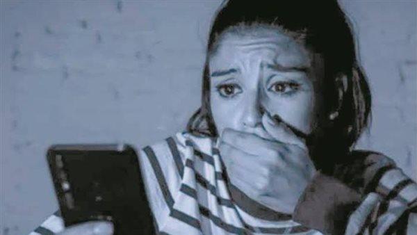 اشترى الموبايل من جوزها ولقى عليه صورها الخاصة.. تفاصيل ضبط عامل ابتز سيدة في مدينة نصر