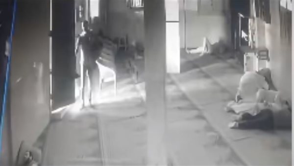 مسافر يعمل عملية قلب لابنه وسرقوه في المسجد.. مأساة أب بشبرا الخيمة تتحول لنداء إنساني | فيديو