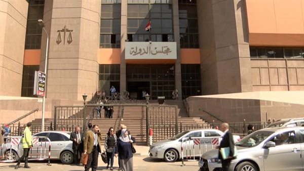 قرار جديد من القضاء الإداري بشأن حظر عمل السيدات بالخارج في الكافيهات
