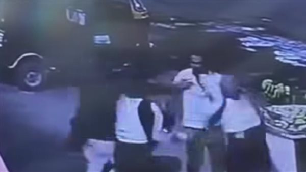 سحل وضرب في الشارع أثار غضب الملايين على السوشيال ميديا... كواليس جديدة تفجرها أسرة المتهم في مأساة قرية سنرو