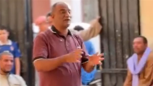 اسالوا بناتكم جايبين الفلوس منين.. أخصائي اجتماعي بالمنيا يثير الجدل في اجتماع أولياء الأمور | فيديو