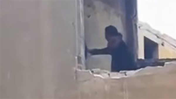 صورته من بلكونة بيتها وهي بتصرخ.. لقطات صادمة لاعتداء شاب على فتاة داخل عقار مهجور بمصر الجديدة | فيديو