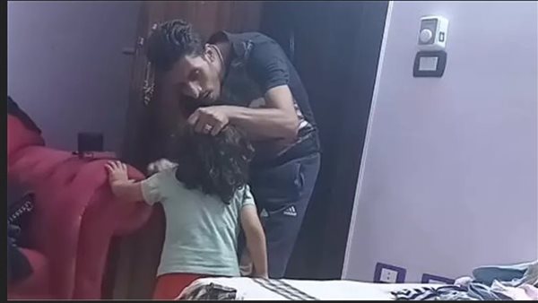 تعذيب بوحشية وولاعة.. لقطات صادمة لاعتداء شخص على طفلة تثير الغضب | فيديو