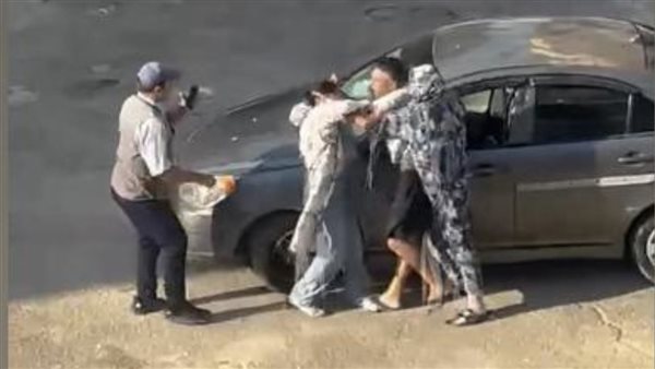 سحل وضرب في الشارع.. لقطات صادمة لتعدي شخص على طليقته بالإسماعيلية | فيديو 