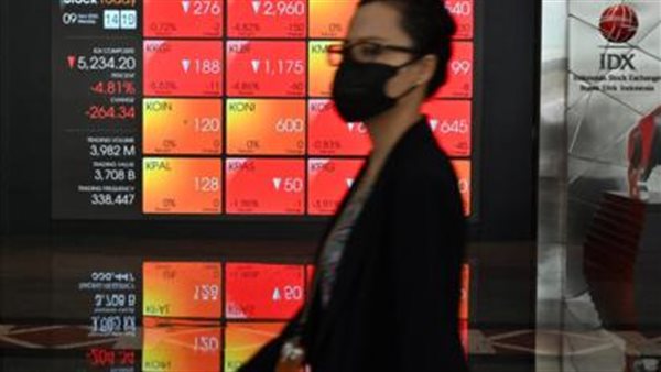 استاذ اقتصاد: العالم مقبل على أخطر أزمة مالية منذ 1928.. وربع الشعب الأمريكى فى البيت| فيديو 