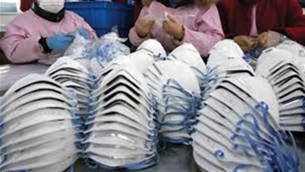 الإنتاج الحربي: إنتاج 100 ألف ماسك يوميًا .. ولتر منظفات الأسطح بجنيه | فيديو 