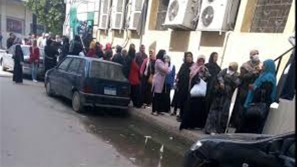 شباب المنيا ينهون أزمة التكدس أمام ماكينات الصرف | فيديو