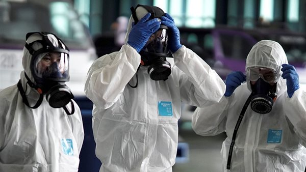 مسئول طبي أمريكي يفجر مفاجأة صادمة عن موعد انتهاء فيروس كورونا وعلاقته بارتفاع درجة الحرارة