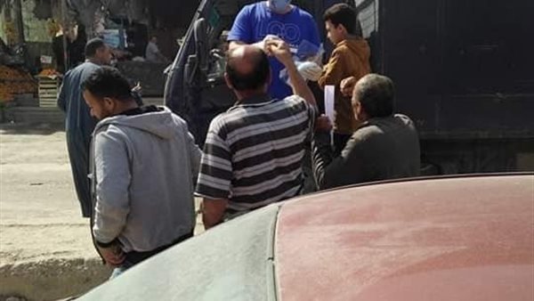 حملة شبابية توزع 1000 كمامة و200 ورقة توعية ضد كورونا أمام البنوك والمواقف بشوارع الصف | صور